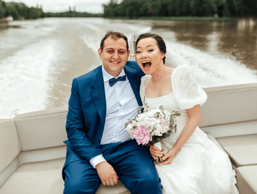 Séance Day After de Linh et Valentin en bateau sur la Moselle après leur mariage.