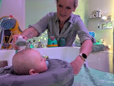 Bébé dans un bain d'hydrothérapie avec la praticiene qui s'en occupe