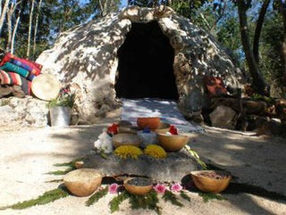 Un temazcal tradicional mexicano con ofrendas ceremoniales y flores