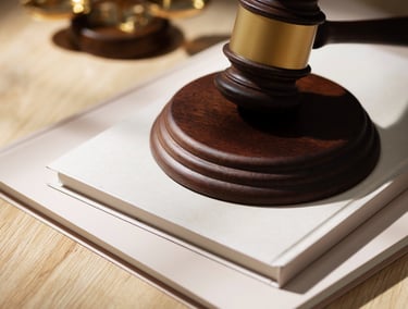 Martelo de juiz simbolizando justiça, decisão judicial e a aplicação do direito.