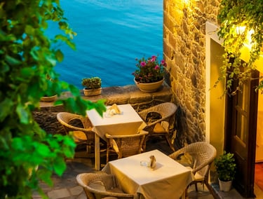 outdoor al fresco dinner, relaxed seaside restaurant ambiance