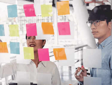 Jovem usando o método Eisenhower para gerenciar pressão no trabalho