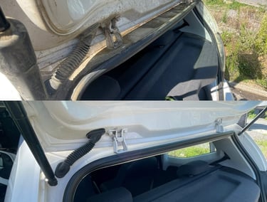 Avant après detailing intérieur – seuil de coffre nettoyé