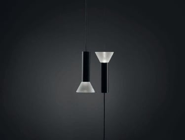 Lámpara suspendida LANTER con doble difusor de vidrio y cuerpo central negro en ambiente oscuro