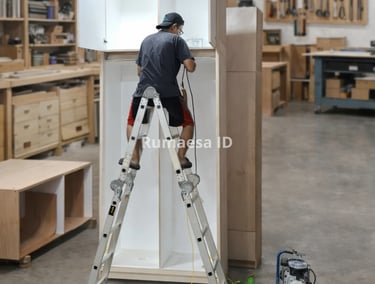 proses finishing furniture custom di workshop interior