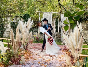Décoration de cérémonie laïque avec arche en bouleau et macramé Tapis persanLes mariés sont devant l