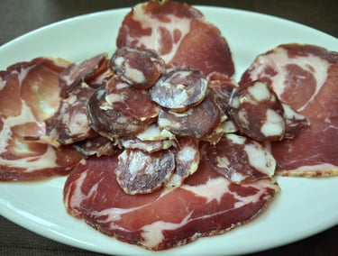 Mezeluri tradiționale sarde preparate artizanal la agriturismo Agrisole, aproape de Olbia și Arzache