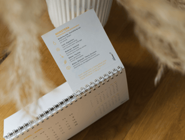 Tischkalender mit einer Pflegeanleitung für die Monstera-Pflanze und Infos zum Druckverfahren.