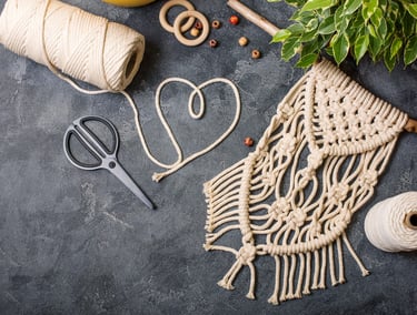 Tapiz de macramé con cordón de algodón, tijeras y materiales naturales.