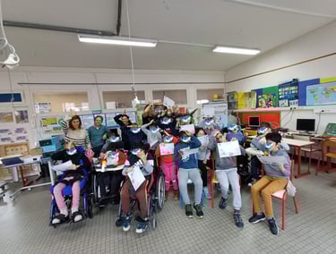 Des enfants handicapés qui font le signe du requin