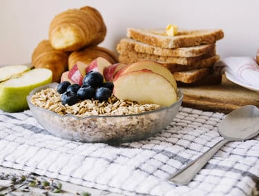 Café da manhã saudável e nutritivo com alimentos energéticos para começar bem o dia