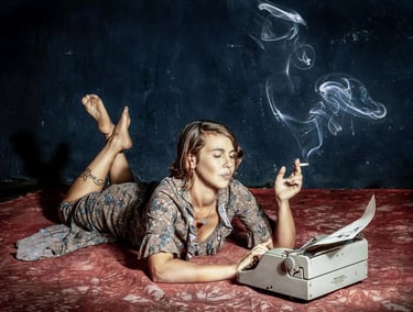 Portrait de femme fumant à la machine à écrire, robe, pieds nus, tapis rouge, Hautes-Pyrénées