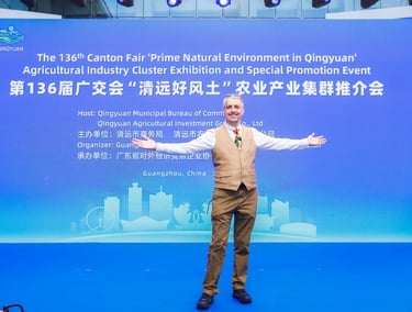 A presenter stands on stage at the 136th Canton Fair Qingyuan Agricultural Industry promotion event.