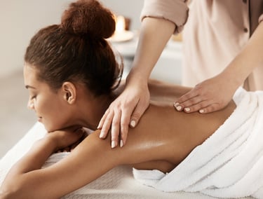 Massage du dos d'une femme - Massage Oriental
