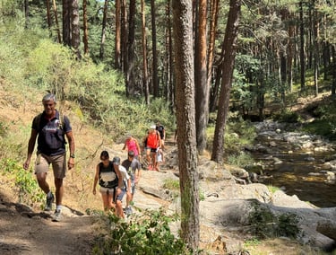 personas caminando por las Pesquerías Reales