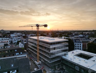 Luftaufnahme aus Siegburg bei Sonnenuntergang, Drohnenaufnahme einer Baustelle