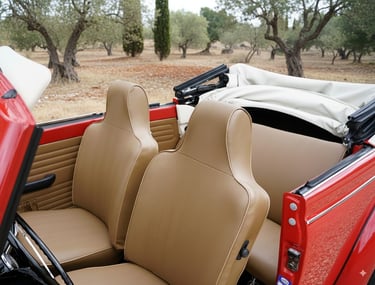 Interior del Volkswagen Beetle Cabriolet rojo 1971 con asientos beige, coche clásico descapotable para bodas.
