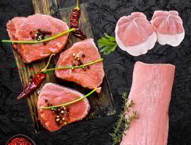 Veau halal cru : pavés et morceau entier assaisonnés avec herbes et épices sur planche.