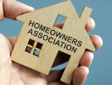 maison en bois représentant les associations