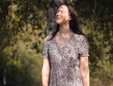Pia von Personal Wishes genießt im Blumenkleid mit geschlossenen Augen die Musik. Foto: Joel Pingel.