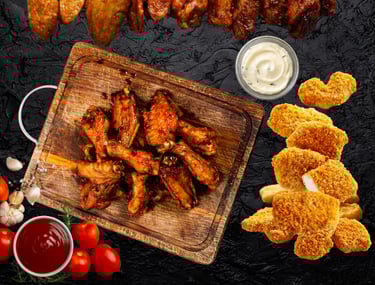 Produits halal surgelé : ailes marinées, nuggets panés et sauce sur planche en bois.