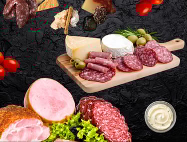 Plateau charcuterie et fromages : saucisson, jambon, fromages divers, olives et tomates cerises.