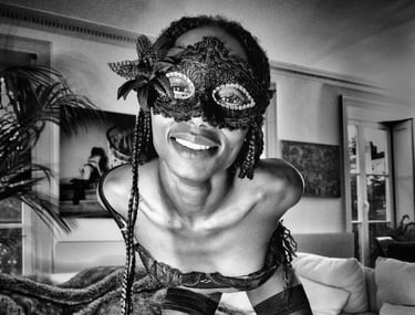 Belle jeune femme noire avec un magnifique sourire et un masque qui porte des bas