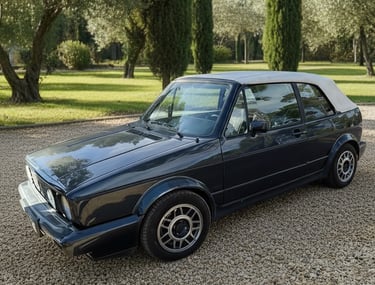 Volkswagen Golf MK1 Cabriolet 1989 azul oscuro con capota clara, coche clásico elegante para bodas y eventos.