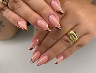 Alongamento de unhas realizado por nail designer no We Hall Beauty em Bauru, com acabamento delicado