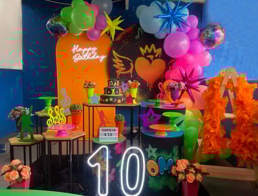 Decoração neon para festa teen, infantil e adulto com mesa decorada colorida e painel iluminado