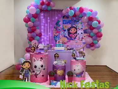 Aluguel de decoração infantil A Casa Mágica da Gaby na Freguesia do Ó com mesa decorada temática