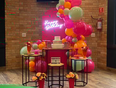 Decoração Pink Neon para festa com painel iluminado em tons de rosa, arco orgânico de balões 