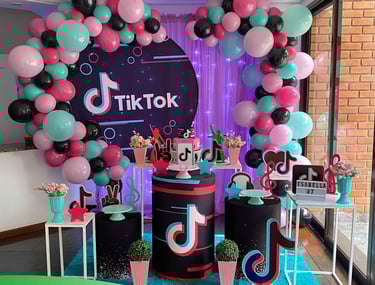 Aluguel de decoração TikTok na Freguesia do Ó com mesa decorada temática para festa