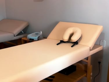 Maca de tratamento e equipamentos para reabilitação e bem-estar na clínica.
