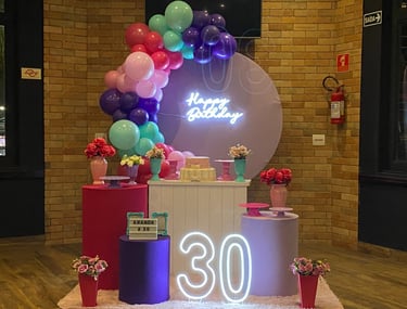 Aluguel de decoração De Repente 30 na Freguesia do Ó com mesa decorada temática para festa