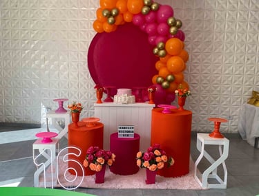 Aluguel de decoração Festa Teen Pink e Laranja na Freguesia do Ó com mesa decorada