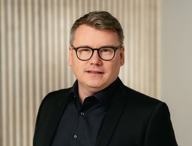 Terävä ja edustava henkilökuva yrityksen toimistossa