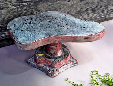 Kunstvoll lackierte Etagere aus einem Holzstamm mit geschwungener Stellfläche