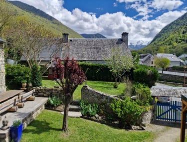 vue du jardin avec l'entrée