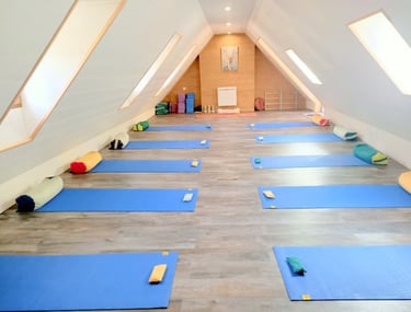 Salle de yoga équipée pour retraites bien-être - maison la flambee