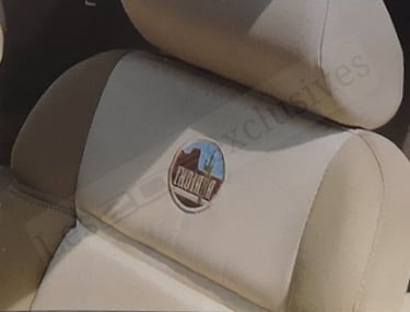 photo d'archives de 1991 d'un écusson de Peugeot 205 indiana brodé sur le siège avant