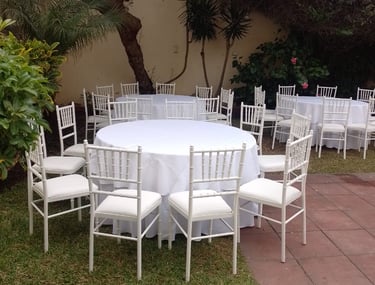 Alquiler de mesas con mantel y sillas
