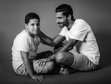 "Un retrato de familia en blanco y negro, padre con su hijo mayor"