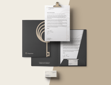 Kit de papelaria corporativa minimalista, com pasta preta, papel timbrado e cartões de visita.