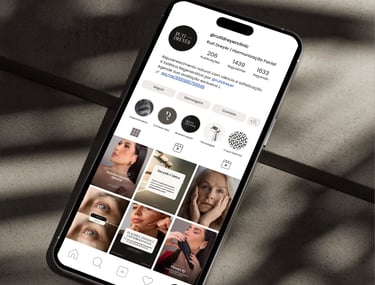 Smartphone exibindo o feed do perfil de Instagram de uma clínica estética.