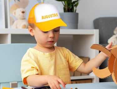 baltai geltona kepurs ant kurios parasytas vardas Augustas