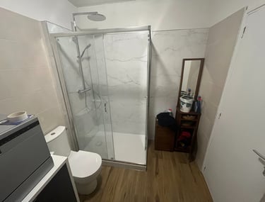 image d'une douche PMR aspect marbre avec un WC surélevé 