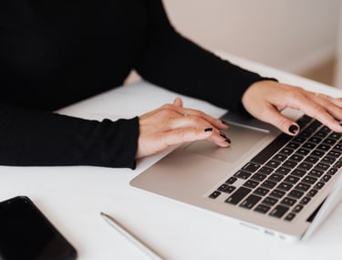 Mains d'Emilie entrain de ce connecter sur son ordinateur pour accéder à ses formations en ligne