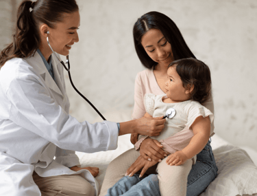 Doctor brindando atención médica a niño y adulto mayor en casa en Quito con servicio 24 horas