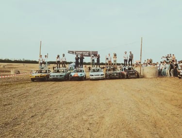 Personnes sur leur voiture devant la ligne de départ d'une course automobile